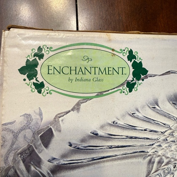 Elegant Vintage Clear Glass Serving Platter - Picture 3 of 3